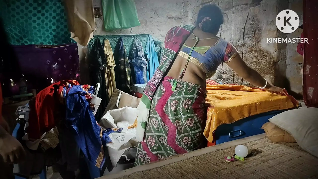 年长的继妹脱光衣服并从后面被后入