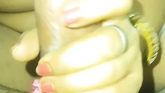 Desi priya yenge ayakla muamele ve blojob elle muamele vum ağzına alıyor