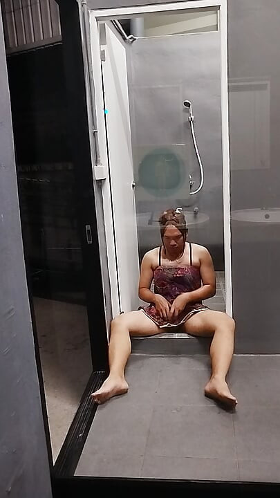 FN120 The bathroom door of happiness