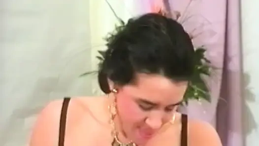 Стильная дама из Германии показывает свои навыки сосания члена