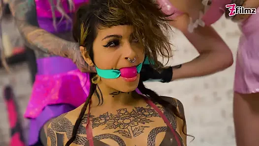 Doppelte domina-latex-action mit spucke und dildos