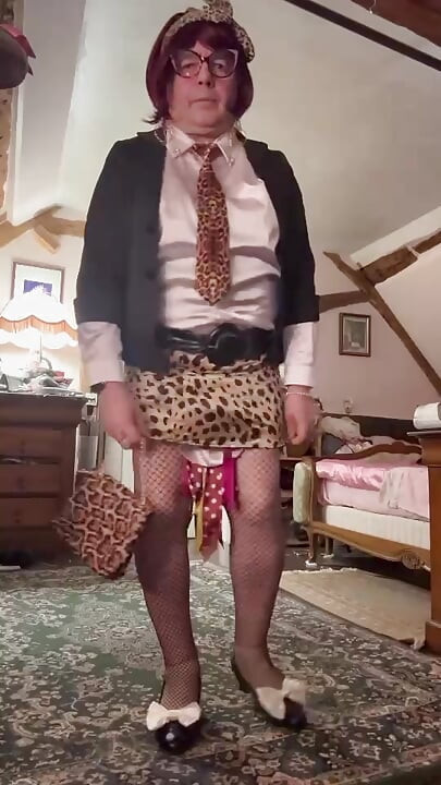 Obučena u malu leopard suknju za novo veče