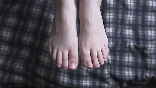 Crot di kakinya. Gadis cantik kulit putih dengan kaki pink lagi asik footjob sampai dicrot sperma