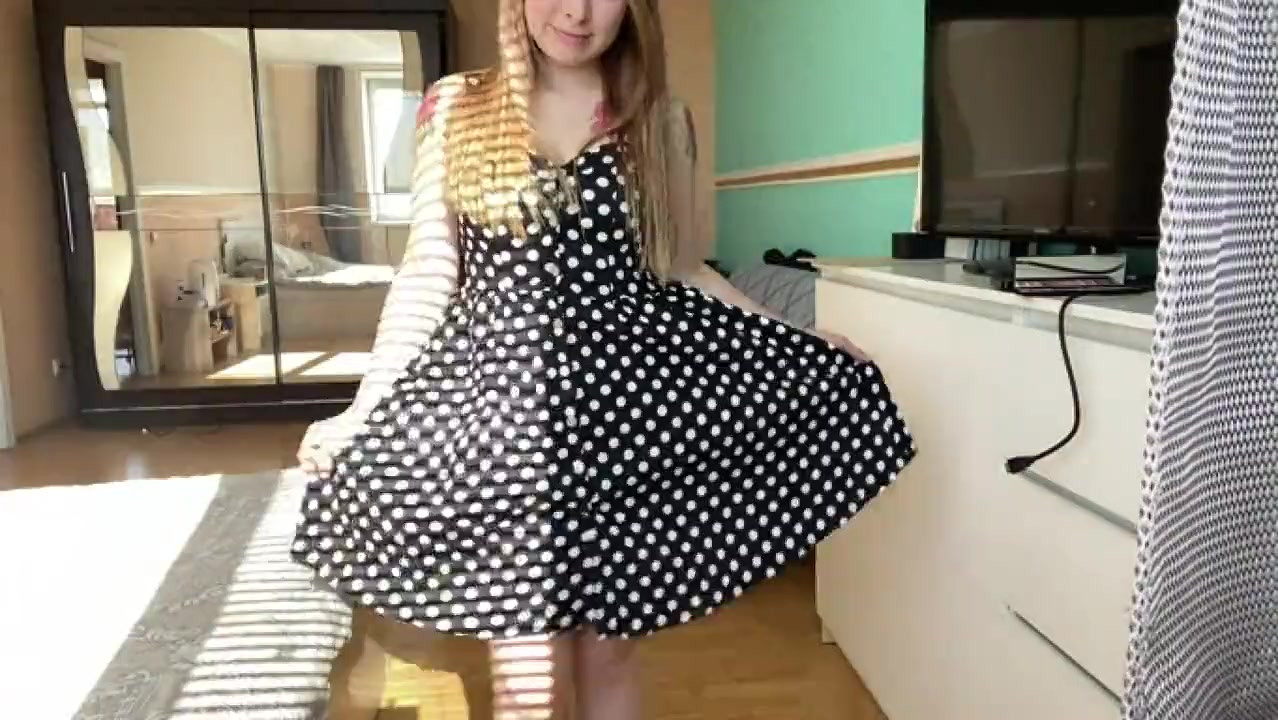 甘い猫は絶頂し、オーガズムを取得したい