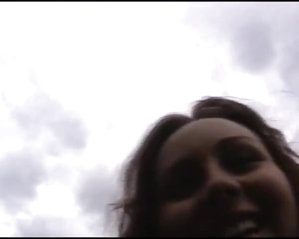 สาวเยอรมันน่ารักสองคนเล่นด้วยกันในเซสชั่นกลางแจ้ง