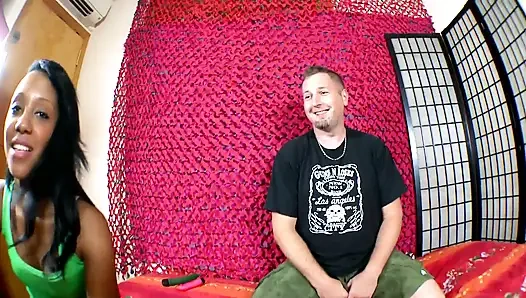 Hatun büyük yarağı götüne alıyor ve yutuyor