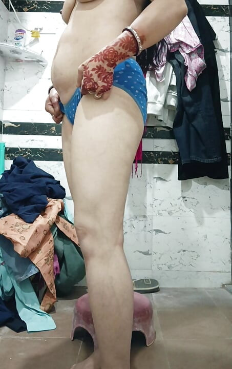 Priya india caliente en show de gran culo en la mañana