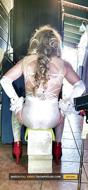 Quente TS fofa Maricas Femboy cavalgando o vibrador e sem as mãos em saia e meia arrastão