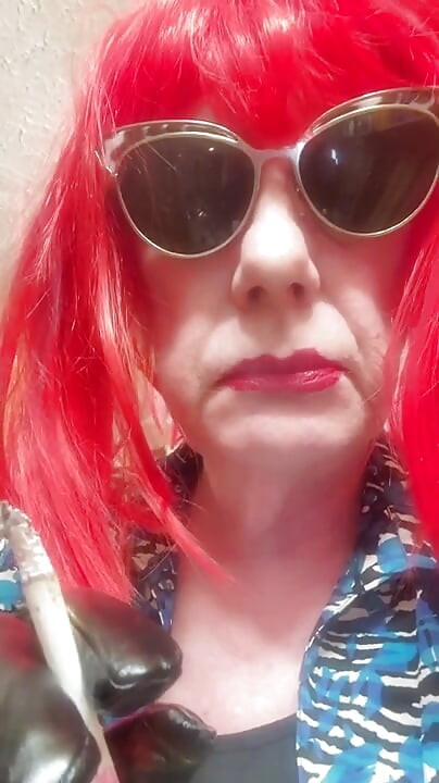 SMOKING VS120 MENTHOLS IN THE BATHROOM - PINK WIG, BLACK GLOVES