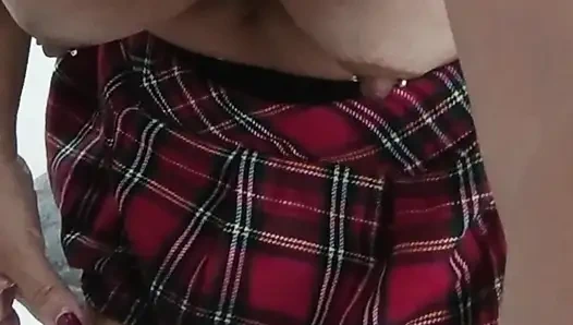 Reif gekleidet als Schulmädchen wird überall nass, während sie ihre unergründliche Muschi mit der Faust füllt