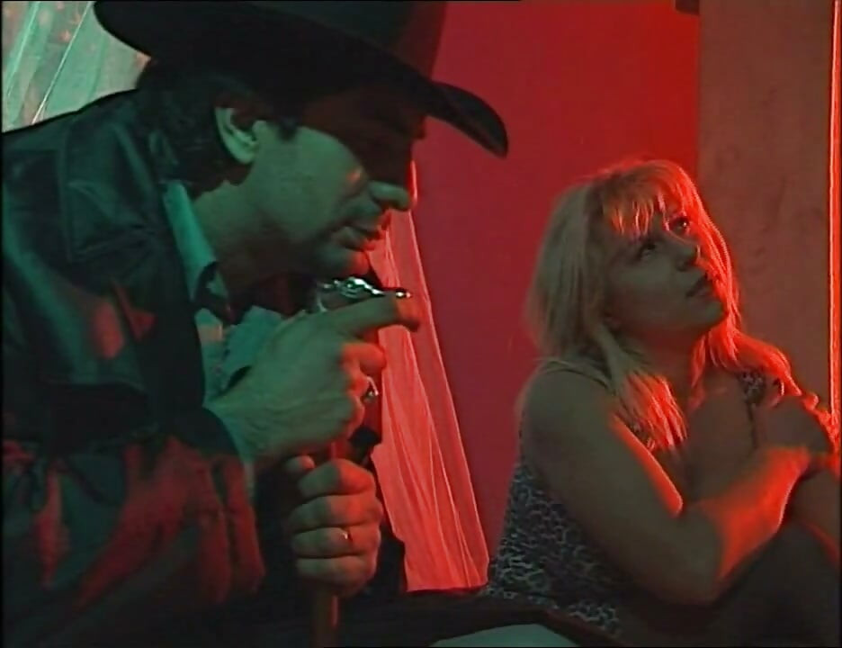 Une blonde à gros nichons suce un cul