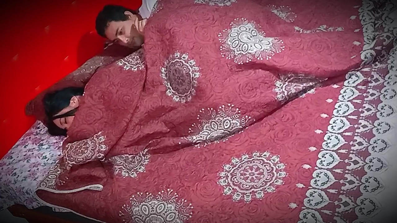 継母は義理の息子と夜を過ごします。朝、私は義理の息子の硬いチンポを感じました。