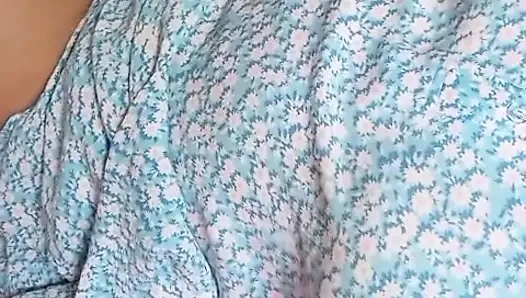 Cewek sange ini lagi asik masturbasi itilnya sampai orgasme intens