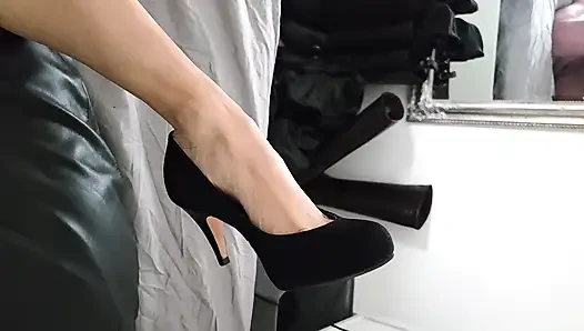 Keanggunan harian sepatu hak tinggi hitam suede mid dengan detail hak paten dalam 36.