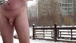 北京の雪の中で裸