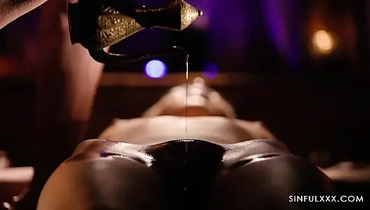 Ngusap memekku di tempat yang benar! Pijat sensual berminyak bareng kubera fortuna & steve q for sinfulxxx
