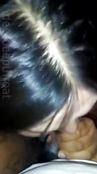 Dees oral în gât adânc