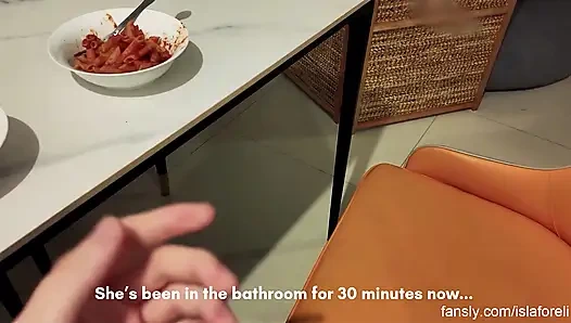 Одинокая соседка не может помочь с игрой с моим большим хуем