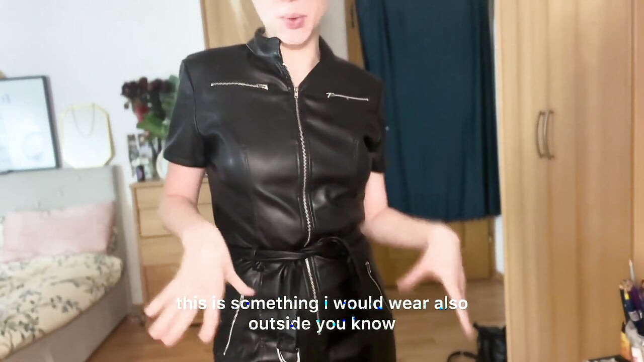 Cewek dominatriks dengan baju haul lagi asik