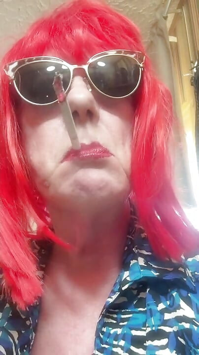 SMOKING VS120 MENTHOLS IN THE BATHROOM - PINK WIG, BLACK GLOVES