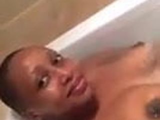 Chela Yegon dans l&#39;onglet de bain