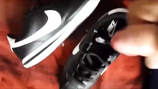 Sborrando sulle nike