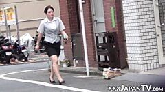 Wanita Jepang dengan sepatu hak tinggi adalah subjek hiu