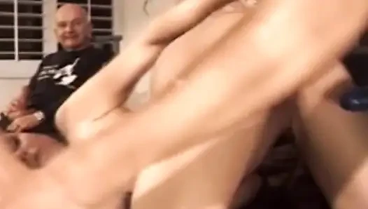 Kocası seksi karısını paylaşıyor
