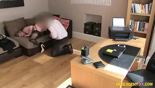 Fake agent uk - orta yaşlı seksi kadın para için sikişeceği günleri özlüyor