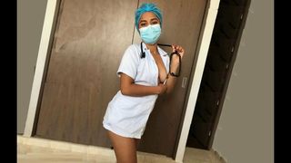 Stoute verpleegster in sexy lingerie na het werk