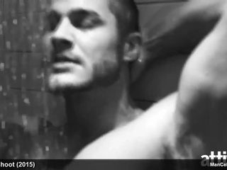 La star maschio Austin fa il braccio nudo nella doccia