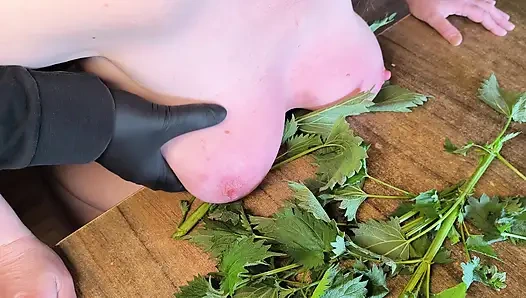 Isırgan otu içindeki çıplak memeler - sonra sert vurdu