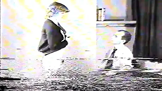 Zavallı genç ateşli kız sınıfta götüne şaplak atıyor