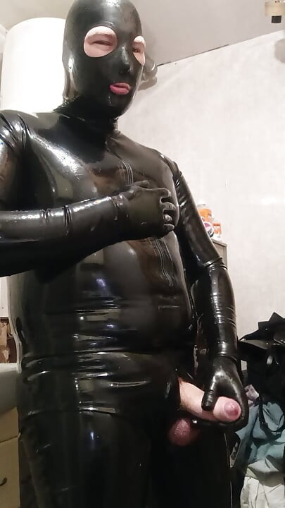 Latexfyren onanerer og kommer