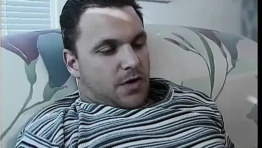 Olgun esmer kanepede derin sikişiyor