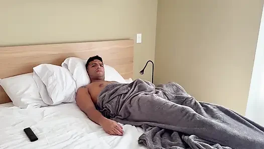 En iyi arkadaşımın üvey annesi beni odada yalnız buldu, ona girmeden edemedim