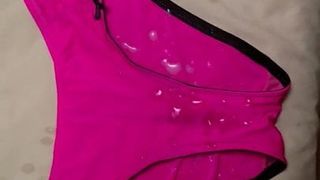 妻の絹のようなピンクのパンティーに射精