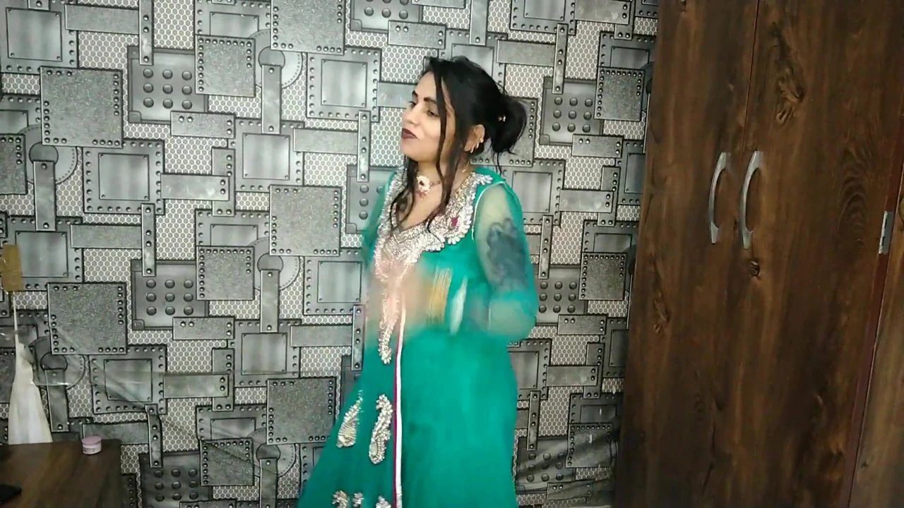 Indian gaane par couple ki romantic sec bed par Sola kar