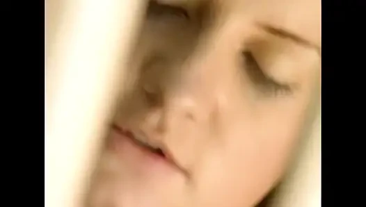 Egzotik bir yerde büyük bir penis tarafından sevişmek isteyen kızıl saçlı!