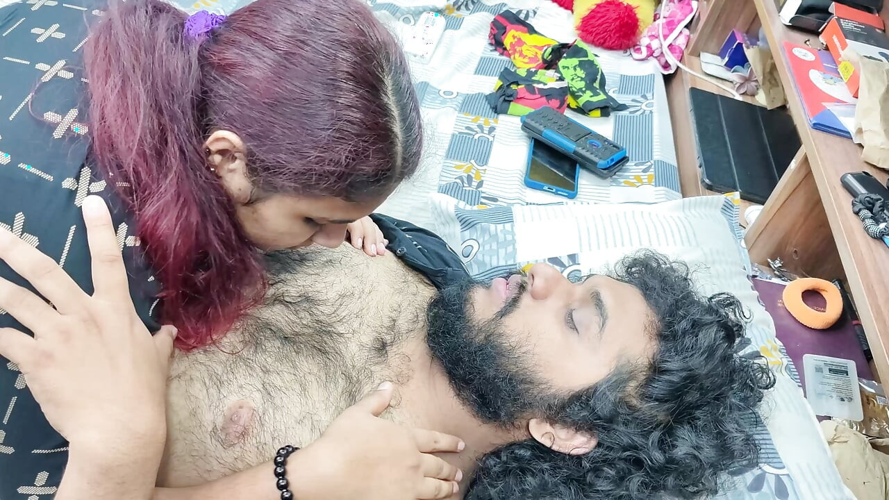 Chica besando chico y seduce chico con romance caliente