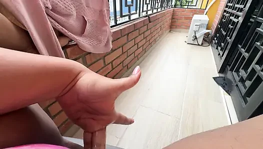 Tadi malam aku berjalan-jalan di balkon dengan pakaian dalamku dan aku melihat tetanggaku melihat ke sini jadi aku memutuskan untuk masturbasi pagi ini untuk melihat apakah aku akan keluar dan