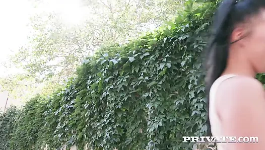 Vanessa vaughn lagi asik di-gangbang sama pria antar ras yang sensual