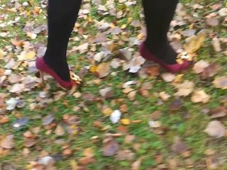 Bayan l kırmızı topuklu ayakkabılarla yürüyorum.