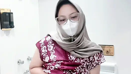 Air mancur gadis berbaju daster batik