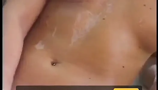 Brunette dildo pantat disetubuhi secara anal di kamar mandi