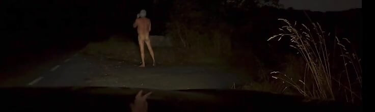 Дрочить повністю голий біля дороги. Виставляється на показ для фургона