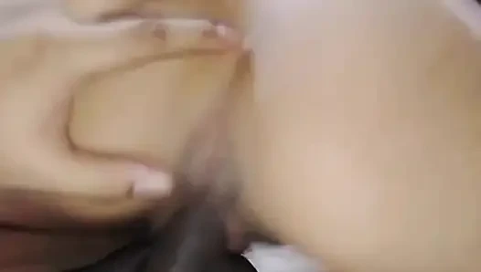 Schwiegermutter und ihre stieftochter, beide brünette, in einem zusammenstellungsvideo
