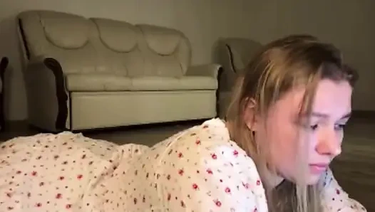 Jusiclussie masturbiert mit nippelklemmen