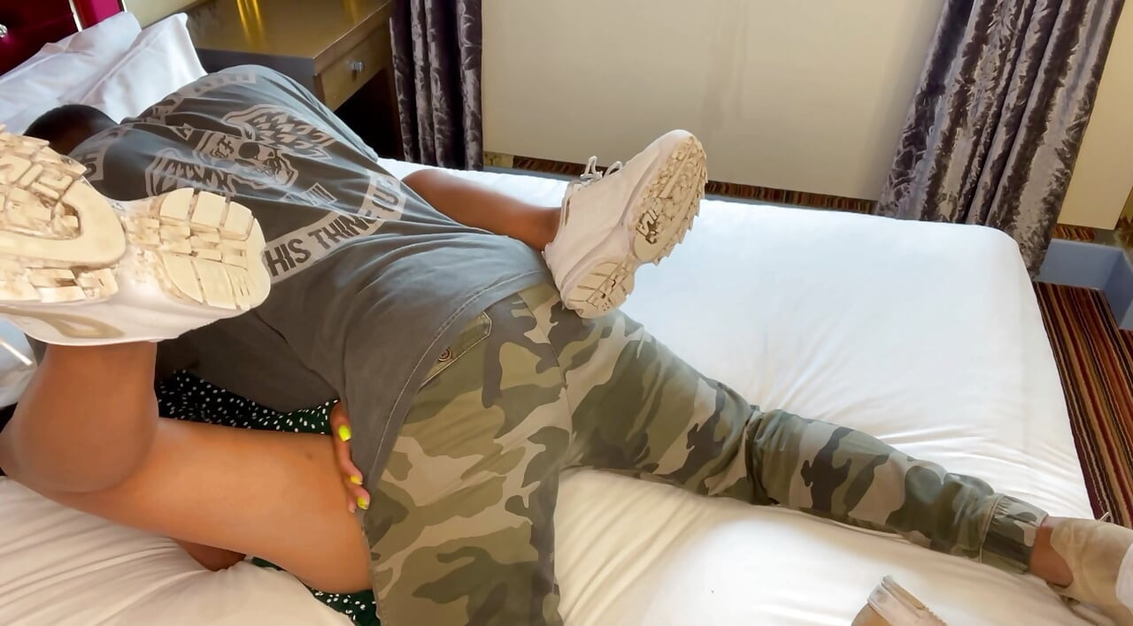 BF tager mig med tilbage til hotellet og behandler mig som en tøs