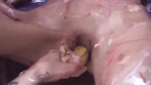 Schlampige küchenschätzchen tropfende gepeitschte sahne und soße überall